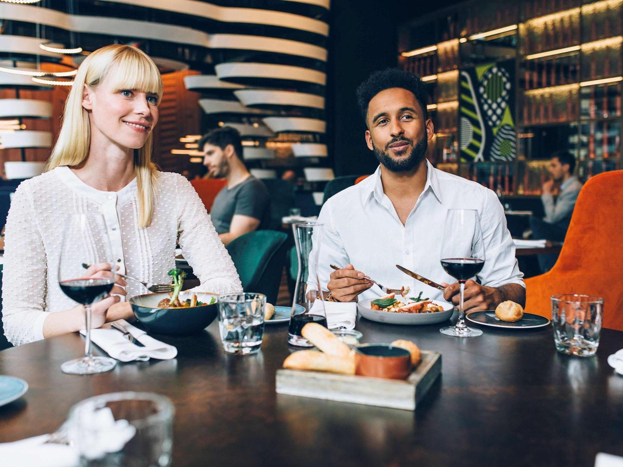 Hotel Pullman Berlin Schweizerhof Zewnętrze zdjęcie Restaurant guests