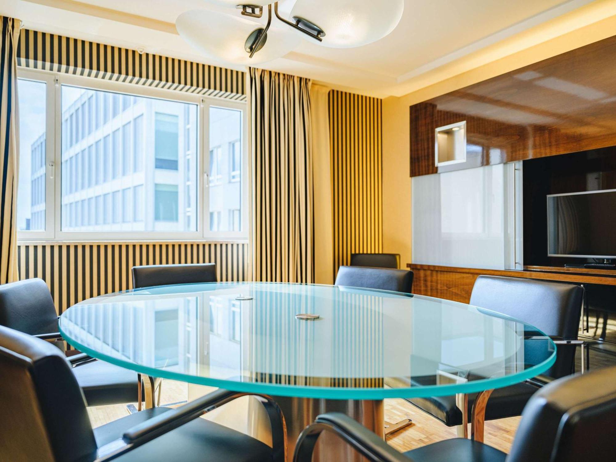 Hotel Pullman Berlin Schweizerhof Zewnętrze zdjęcie A glass table